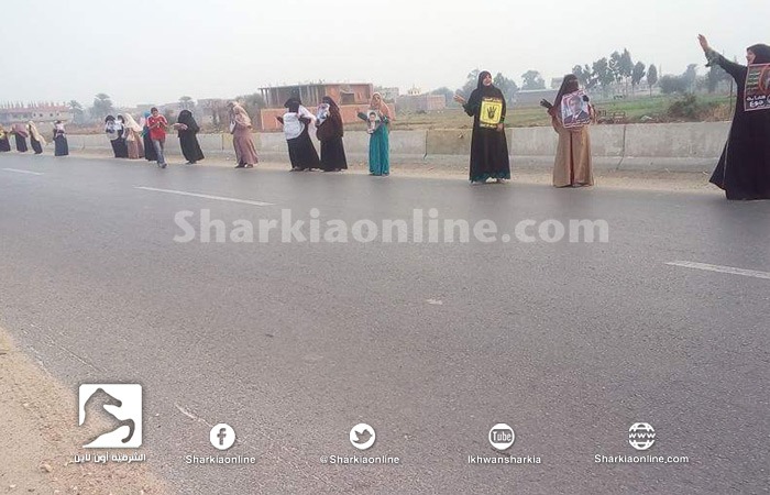  سلسلة بشرية لثوار الزقازيق تندد بجرائم الانقلاب