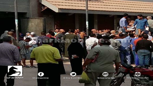  بالصور.. أزمه السكر تضرب مركز أبو كبير بعد اختفاءه من تجار التموين