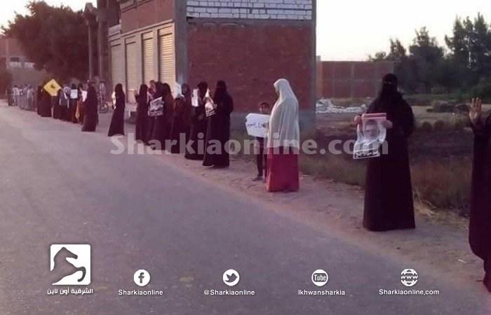  سلسلة بشرية لثوار قرية هربيط تندد بغلاء الأسعار