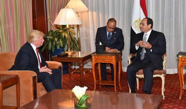  رغم إساءته للعرب والمسلمين.. قائد الانقلاب يفتح أبواب مصر لـ«ترامب»