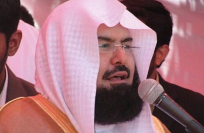  شاهد.. إمام الحرم المكي يبكي خلال دعائه لأهل حلب