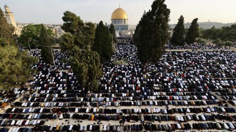  200 ألف مصل يؤدون صلاة عيد الفطر بالأقصى