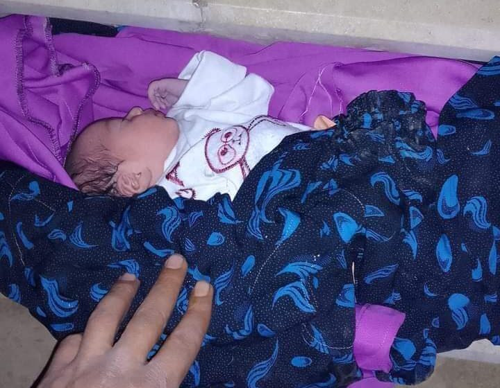  مواطن يعثر على رضيع أمام مسجد قرية في بلبيس