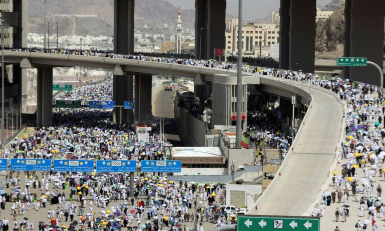  ثاني أيام التشريق.. حجاج بيت الله يرمون الجمرات والمتعجلون يتأهبون للرحيل