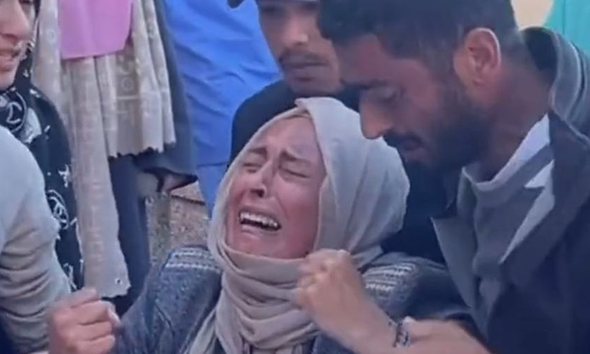 لحظات مؤلمة لسيدة فلسطينية تودع شقيقتها الشهيدة