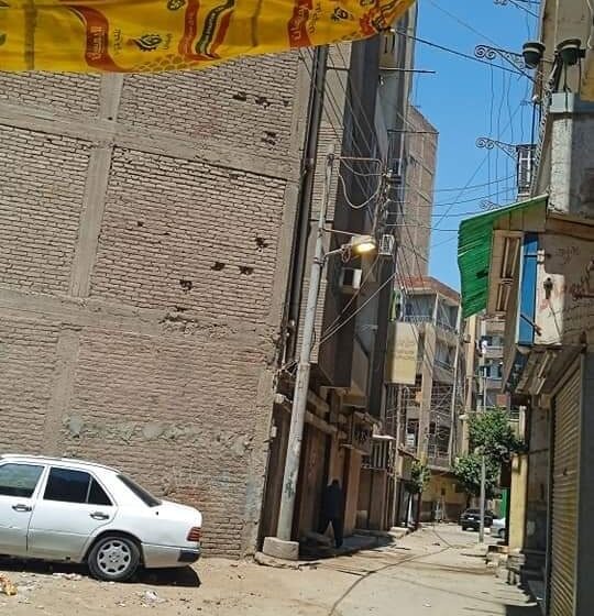 في ظل أزمة الكهرباء.. أعمدة الإنارة في منطقة المنتزه بالزقازيق مضاءة ظهرًا