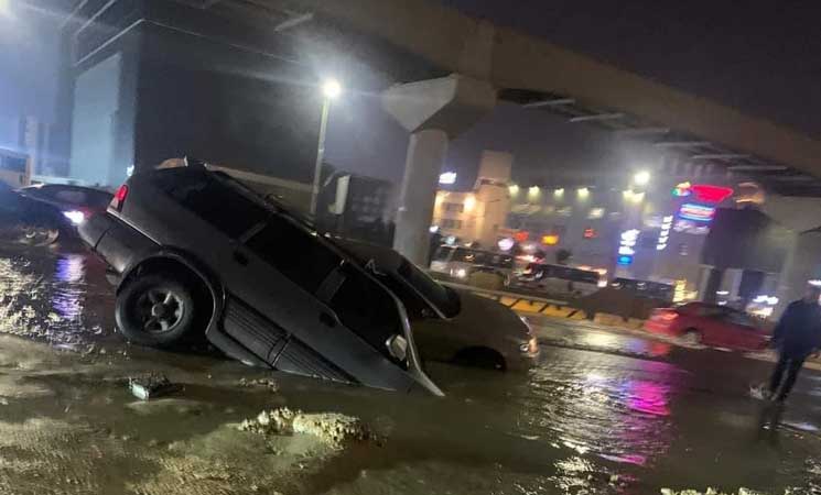  هبوط أرضي في منطقة بالقاهرة يبتلع عدة سيارات
