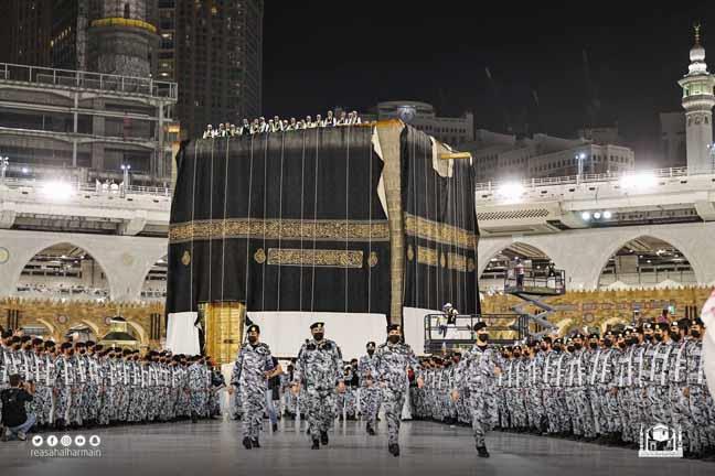  الكعبة المشرفة تتزين بثوب جديد