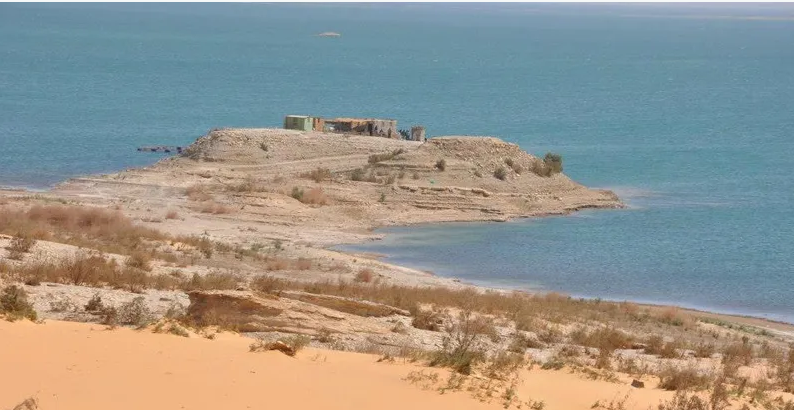  قتيل ومصاب بانهيار جبلي فوق خيام صيادين في أسوان